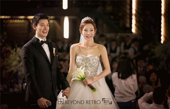 일라이·지연수 결혼식 사진 공개…여느 때보다 행복한 미소