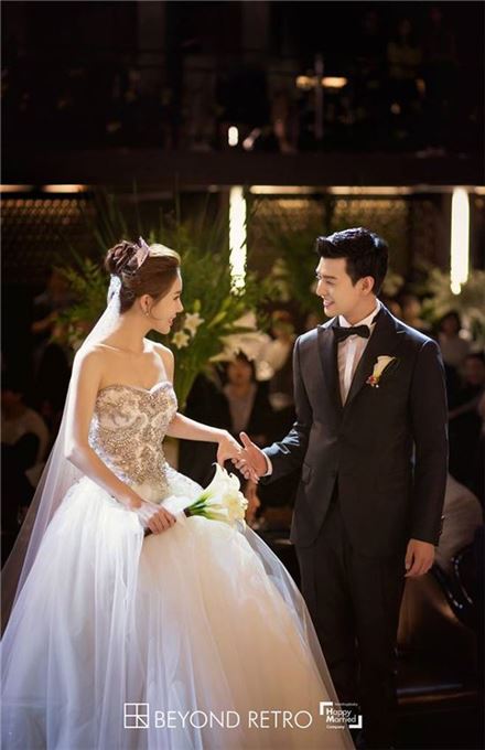 일라이·지연수 결혼식 사진 공개…여느 때보다 행복한 미소
