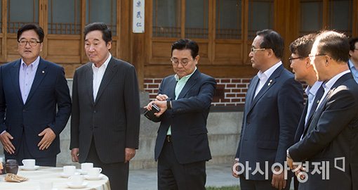 [포토]첫 고위당정청 지각하는 추미애 대표