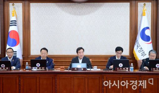 [포토]이낙연 국무총리, 첫 국무회의 주재