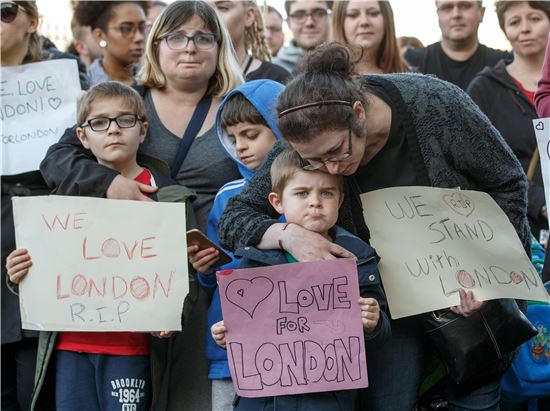 ▲런던 테러 희생자들을 애도하고 있는 영국인들(사진=EPA연합뉴스)