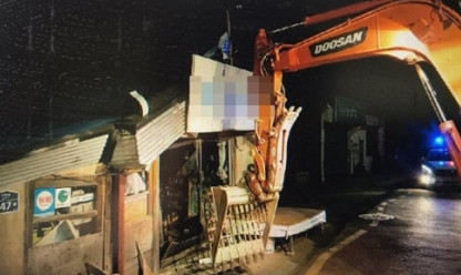 A씨가 굴삭기로 슈퍼마켓을 부수고 있는 장면/사진=전남 화순경찰서 제공