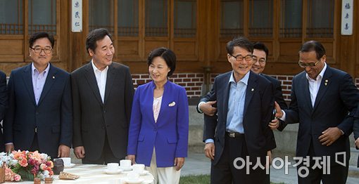 [포토]추미애 대표 옆자리는 장하성 실장