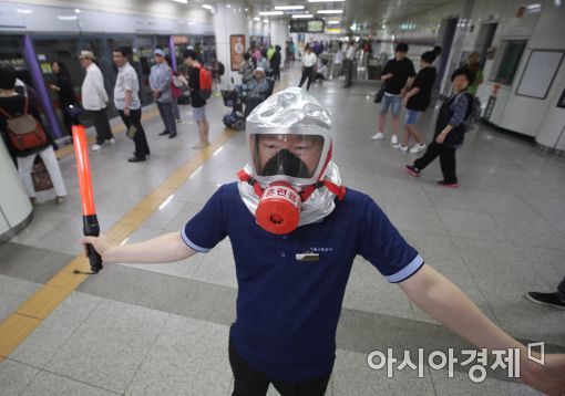 [포토]서울지하철 화재 비상탈출 훈련 