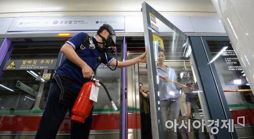 [포토]서울지하철 화재 비상탈출 훈련 