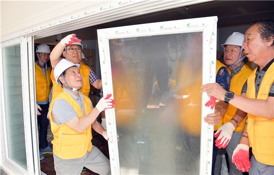 윤장현 광주시장, 집수리 봉사활동 참여