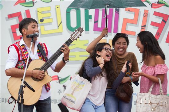 지난해 성북구 성북천 분수마루에서 열린 2016 라틴아메리카 축제의 참가자들 모습