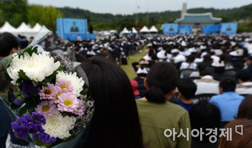 與, 현충일 추념 "애국정신 받들어 나라를 나라답게 만들 것"