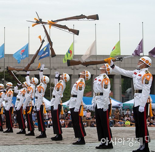 [포토]해병의장대 시범행사