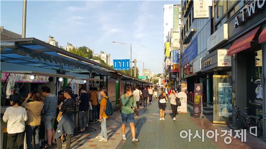 6일 서울 노량진 학원가 일대의 '컵밥거리'에서 수험생들이 끼니를 해결하고 있다.