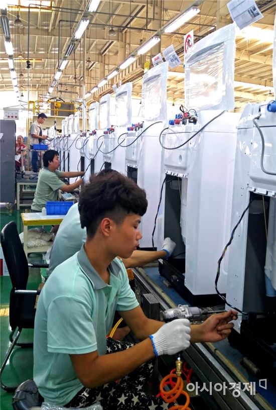 동부대우전자 중국 천진 공장 직원들이 전자레인지를 생산하고 있다. (제공=동부대우전자)