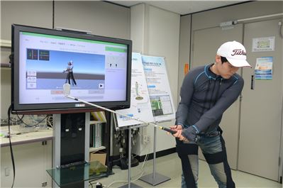 김범준 KAIST 학생이 실시간 모션 학습 시스템을 통하여 골프 단계별 스윙을 실시하고 있다.