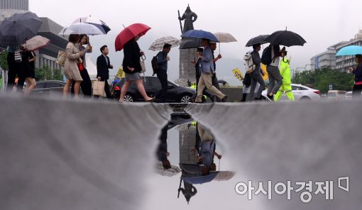 [포토]비 내리는 출근길
