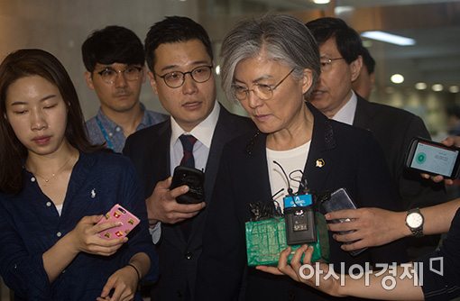 [포토]'묵묵무답' 강경화 후보자