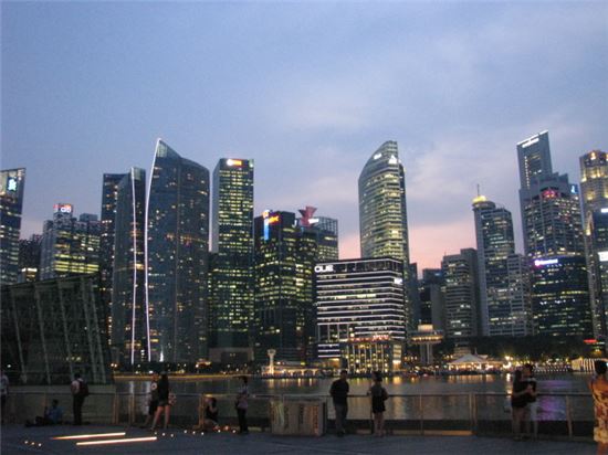 싱가포르 금융지구인 래플스 플레이스 건물들은 밤에도 불이 꺼지지 않는다. 