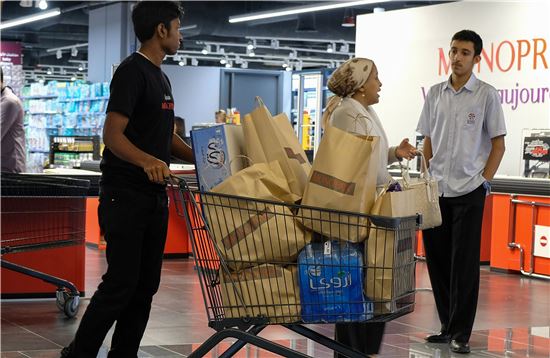 아랍국가들이 카타르와의 단교를 선언한 이후 카타르 도하에서 시민들이 식료품 사재기를 하고 있다. (사진=EPA연합뉴스)