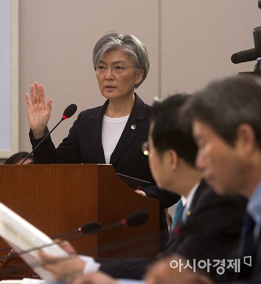 [포토]증인선서하는 강경화 후보자