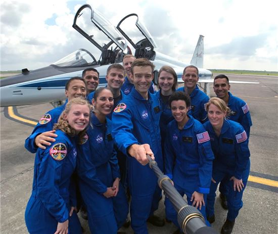 ▲'2017 우주비행사 클래스'에 선정된 12명의 후보자들.셀카를 찍으며 활짝 웃고 있다.[사진제공=NASA]