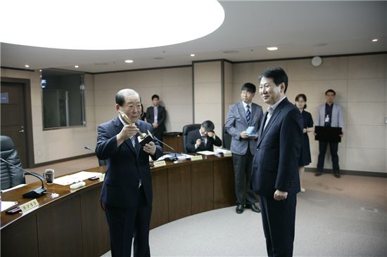 박홍섭 마포구청장이 트로피를 받고 있다.