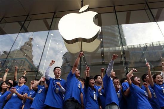 中 애플 유통점, 아이폰 고객정보 빼내 암시장에 판매
