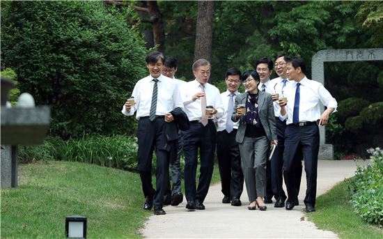 문재인 대통령이 지난달 11일 신임 수석비서관들과 오찬을 한 뒤 손에 커피를 들고 청와대 경내에 있는 소공원을 산책하고 있다. 사진=청와대 사진기자단  