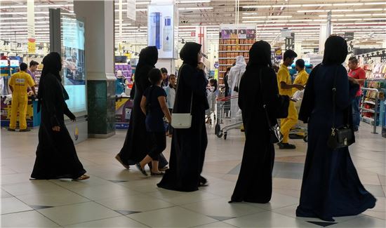 아랍 국가들의 단교 선언으로 혼란에 빠진 카타르 도하에서 7일(현지시간) 시민들이 생필품을 사기 위해 마트 안으로 들어가고 있다. (사진=EPA연합뉴스)