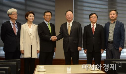 8일 박용만 대한상공회의소 회장(오른쪽 세번째)과 김연명 국정기획위의 분과위원장(왼쪽 세번째)가 간담회 전 티타임을 가졌다.