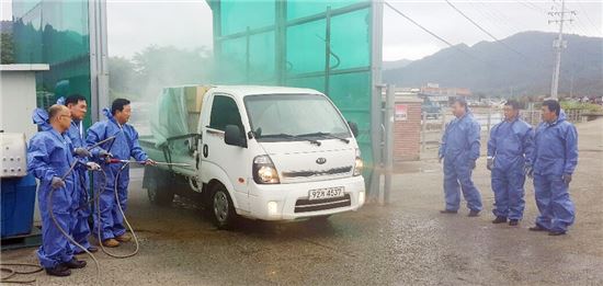 이흥묵 농협전남본부장, 축협가축시장내 거점소독시설 근무자 격려