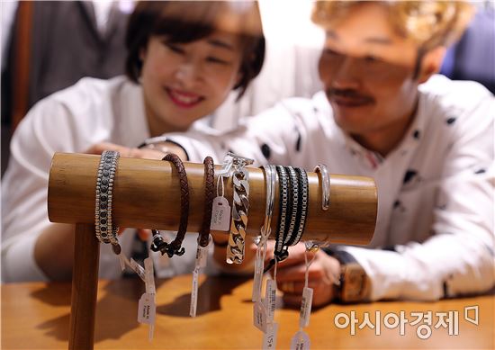 [포토]광주 신세계 "남성 패션의 완성은 팔찌"