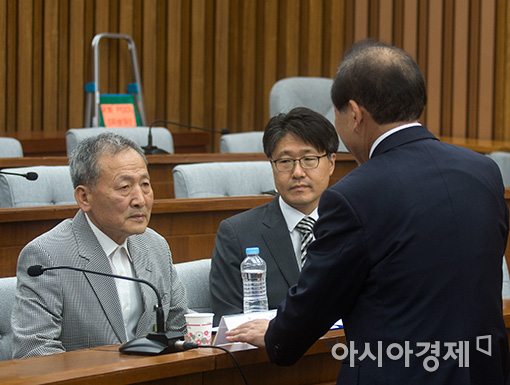 [포토]김이수 후보자 바라보는 배용수 씨