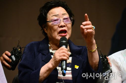 [포토]강 후보자 지지하는 이용수 할머니