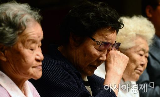 인터뷰 도중 눈물을 흘리는 이용수 할머니(가운데) 등 일본군 위안부 피해자 할머니들