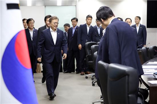 숫자로 보는 文 대통령 1개월…인사발표 3회, 연설 5회, 전화외교 19회