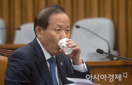 [포토]물 마시는 김이수 후보자