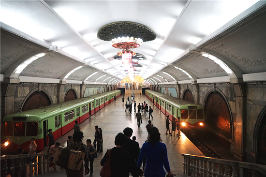 평양지하철 노선 중 관광객이 이용할 수 있는 구간은 부흥역, 영광역, 봉화역 3개 역 구간인데 사진은 부흥역 내부 승강장 플랫폼으로 화려한 실내 분위기가 눈에 띈다. 사진 = youtube Pyongyang Metro 캡쳐
