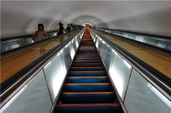 평양 지하철 각 역은 방공호 기능을 갖추기 위해 평균 100m 깊이의 지하에 만들어진 탓에 에스컬레이터는 없어서는 안될 필수 시설이다. 내려가는데만 10여 분이 소요되는 것으로 알려졌다. 사진 = Pyongyang Metro 영상 캡쳐