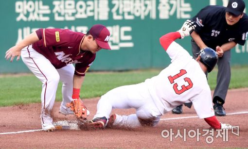 [포토]김민성, '도루는 어림없어!'