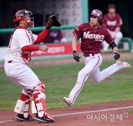 [포토]선취 득점하는 넥센 김하성