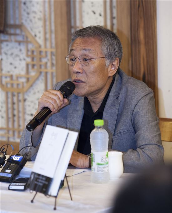 소설가 황석영이 8일 서울 종로구의 한 식당에서 열린 '수인' 출간기념 간담회에서 취재진의 질문에 답하고 있다.