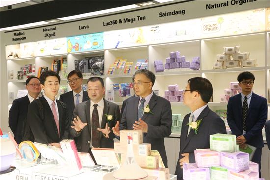 포스코대우 김영상 사장(왼쪽 다섯번째)이 우샤오판 나이란 사장(왼쪽 네번째) 등 한중 주요인사에게 상품관 설명을 하고 있다.
