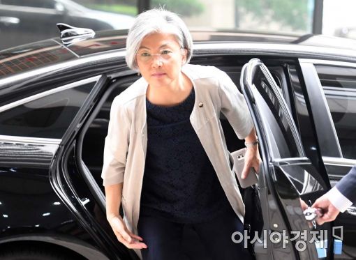 [포토]차에서 내리는 강경화