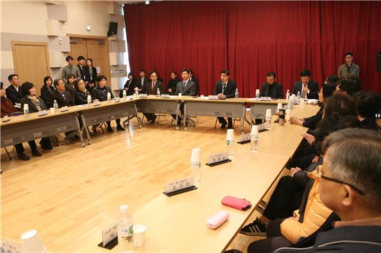 이해식 강동구청장, 복지 통장과 대화