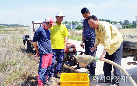 영암군 김인재 미암면장, 가뭄현장“농민들 위로 및 격려”