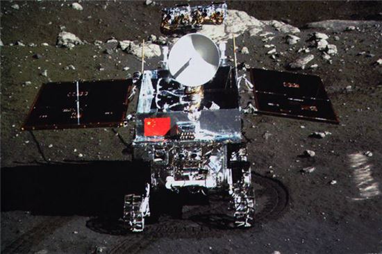 2013년 12월 4일 달에 착륙한 탐사선 '창어 3호'는 애초 계획된 1년을 넘기고 15개월 가량 임무를 수행해 세계인의 이목을 집중시켰다 중국은 미국, 러시아에 이어 달 표면에 무인 탐사선과 탐사로봇을 성공적으로 착륙시킨 세 번째 국가가 됐다. 사진 = 國家航天局