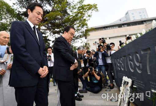 [포토]묵념하는 우상호·문희상