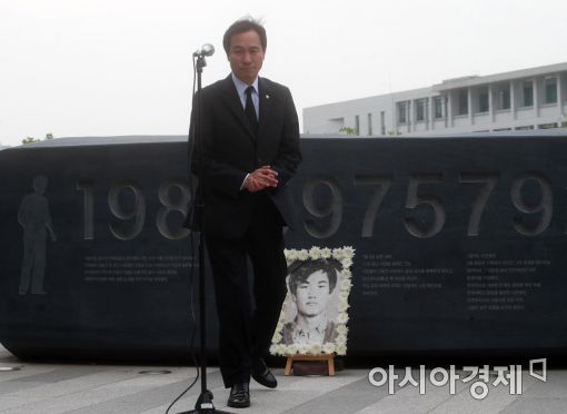 [포토]이한열 열사 추모식 참석한 우상호 