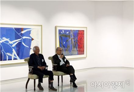 (주)슈페리어 창립 50주년 기념 특별전 '초심'_왼쪽부터 초대작가 황용엽, 초대작가 민경갑[사진=슈페리어갤러리 제공]