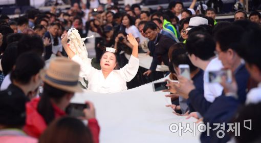 [포토]진혼의 춤, 베 가르기 춤사위