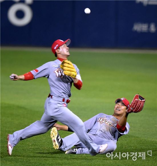 [포토]한동민, '잡을 수 있었는데…'