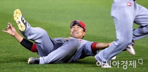 [포토]한동민, '타구 놓치며 역전타 허용'